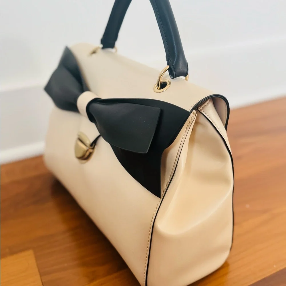 Big Neutral color bag with Black Bow and top handle and removable strap Aldo